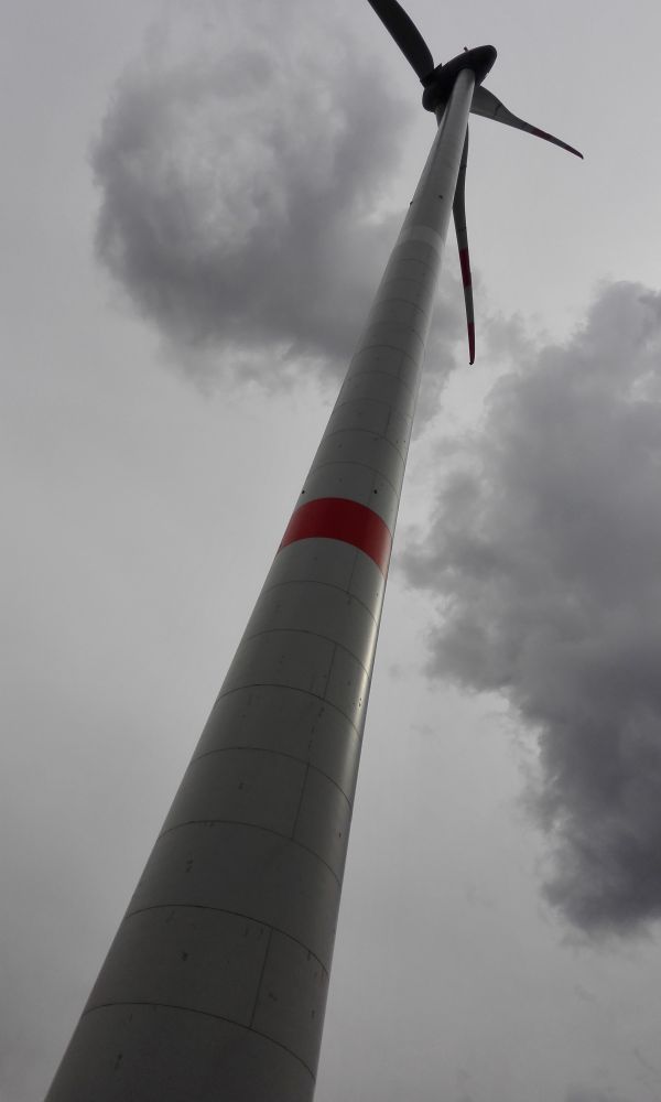 Ycon BV – windturbine onder een bewolkte hemel