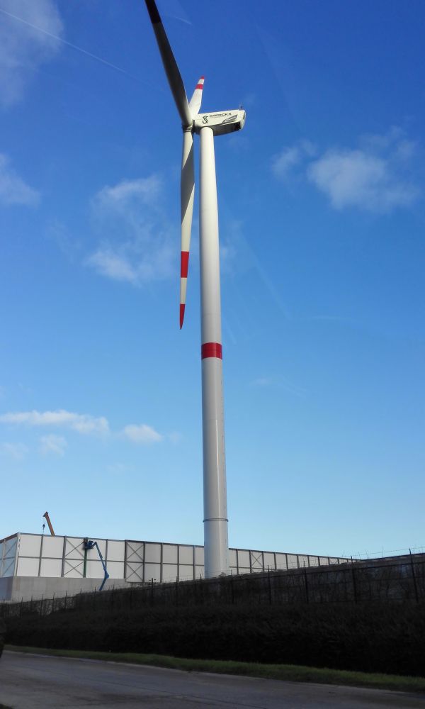 Ycon BV – windturbine naast een industrieterrein